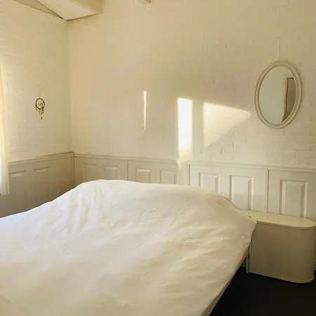 - Belle - Nabij Het Meer, En De Duinen.